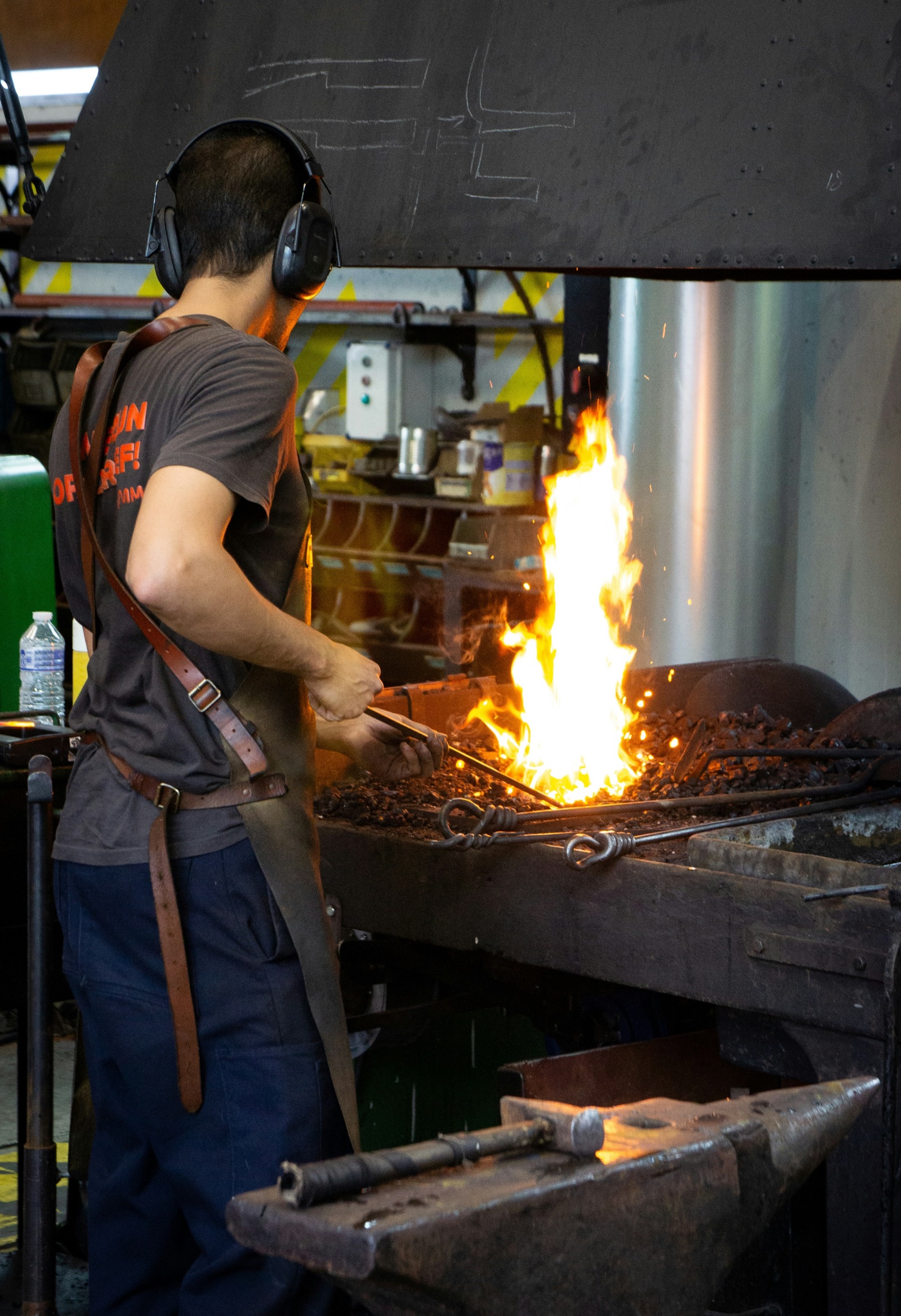 Forgeron travaillant le fer à la forge